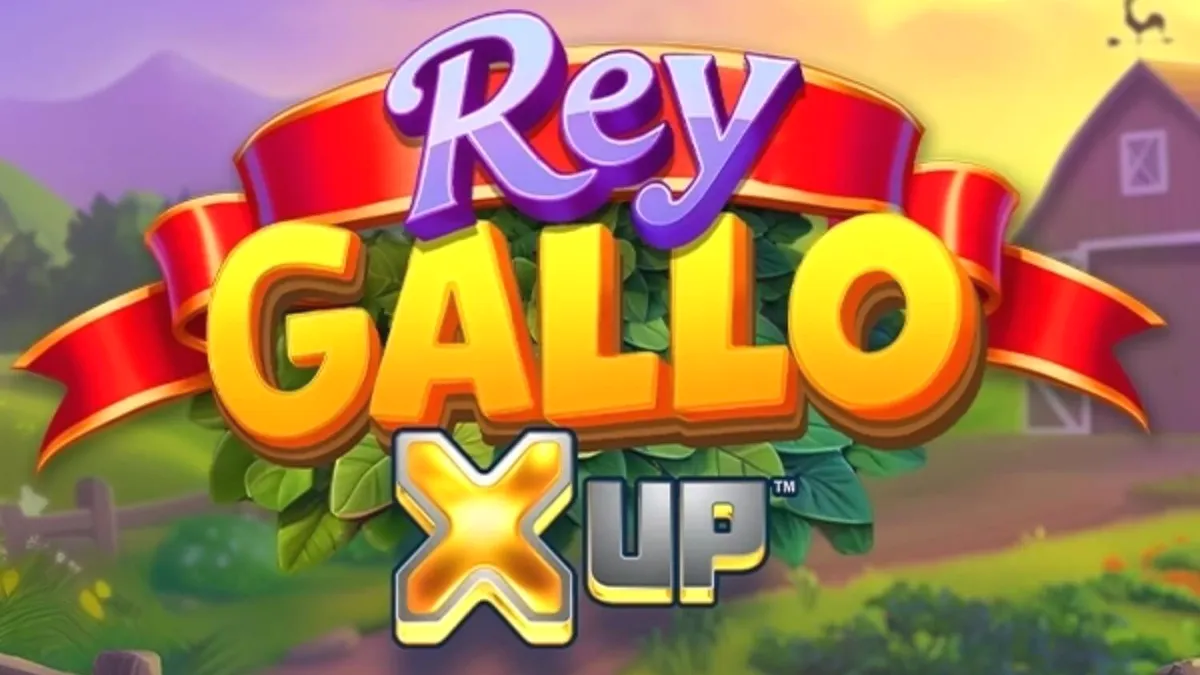 Cenário rural ensolarado do slot Rey Gallo X UP com elementos de fazenda e símbolos de ovos dourados.